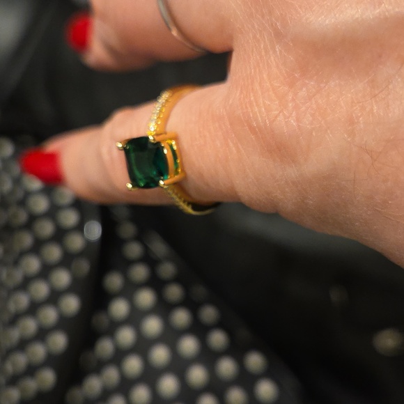 Gold and Green Gemstone Ring - Picture 4 of 5